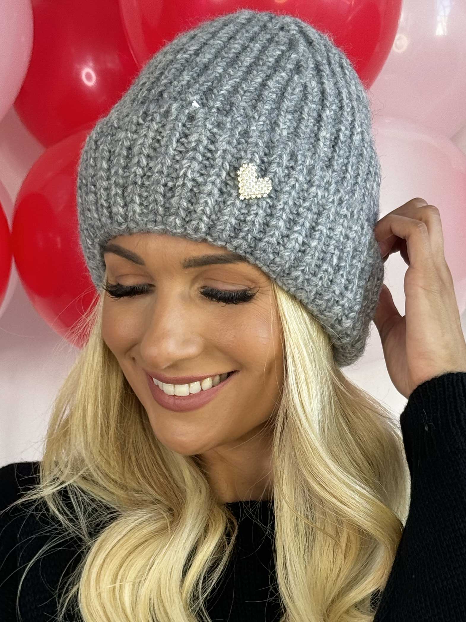 Eliana - Blød hue med for og hjerte smykke